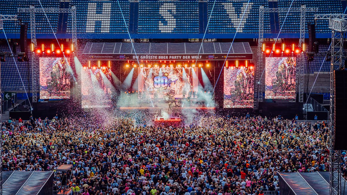 Netzhemd-Neon-Nostalgie-Wenn-ein-ganzes-Stadion-Forever-Young-ist